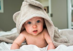 LuinSpa Viittapyyhe vauvalle ( 0-5v ). Kietaise vauva kylvyn jälkeen tähän pehmeään viittapyyhkeeseen, jonka hupussa on suloiset nallekorvat! Tämä vauvapyyhe on tarpeeksi pehmoinen vauvan herkälle iholle ja se kuivaa vauvan hellävaraisesti. Voit kiinnittää viittapyyhkeen edessä olevalla nepparilla, joten se pysyy hyvin myös kävelemään oppineen vauvan vauhdissa! Tämä pyyhe on pitkäikäinen hankinta vauvalle!