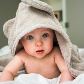 LuinSpa Viittapyyhe vauvalle ( 0-5v ). Kietaise vauva kylvyn jälkeen tähän pehmeään viittapyyhkeeseen, jonka hupussa on suloiset nallekorvat! Tämä vauvapyyhe on tarpeeksi pehmoinen vauvan herkälle iholle ja se kuivaa vauvan hellävaraisesti. Voit kiinnittää viittapyyhkeen edessä olevalla nepparilla, joten se pysyy hyvin myös kävelemään oppineen vauvan vauhdissa! Tämä pyyhe on pitkäikäinen hankinta vauvalle!