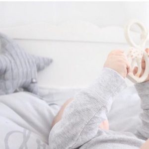 Baby's Only vaaleanharmaa tähtisoittorasia on tyylikäs valinta neutraalinsävyiseen vauvanhuoneeseen. Tähti on pehmeä ja soi kauniisti narusta vetämällä.