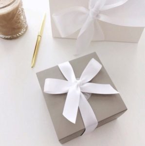 PikkuVaniljan laatikkomallinen lahjakortti on käytännössä pieni rusetilla koristeltu lahjapaketti. Se on monen mielestä kirjekuorta mukavampi ojentaa lahjansaajalle!