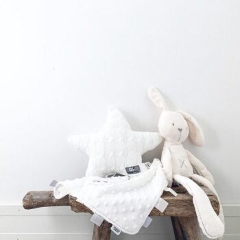 Pehmeä valkoinen tähtisoittorasia on kaunis lisä vauvanhuoneeseen tai pinnasänkyyn. Soittorasian melodia on Tuiki tuiki tähtönen.