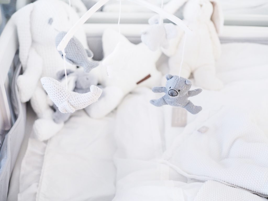 Tämä PikkuVaniljan Baby's Only pehmopupu sulostuttaa minkä tahansa vauvanhuoneen! Valkoinen pupu on kudottu ja se pysyy helposti istuma-asennossa, joten se sopii lasten leikkien lisäksi vauvanhuoneen koristeeksi. Tätä kaveria on helppo halia!