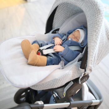 Baby's Onlyn kevytlämpöpussin sisälle vauvalle voi pukea vähemmän päälle ja sisätiloissa lämpöpussin kannen saa täysin irti, jotta vauvalle ei tule kuuma.