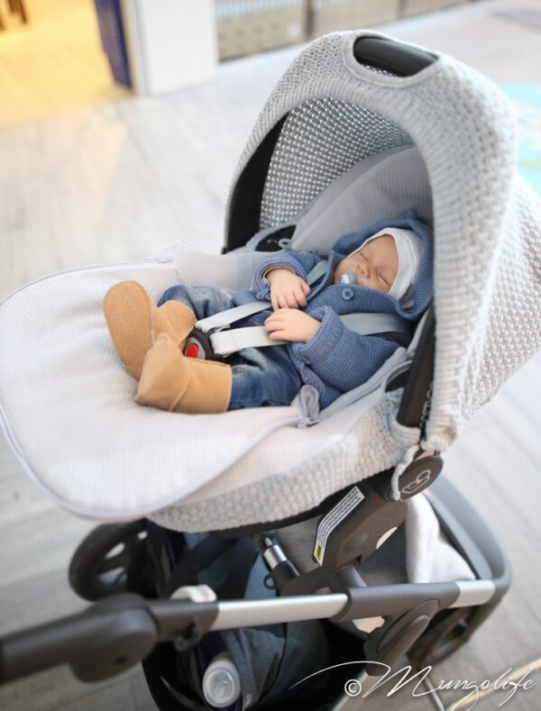 Baby's Onlyn kevytlämpöpussin sisälle vauvalle voi pukea vähemmän päälle ja sisätiloissa lämpöpussin kannen saa täysin irti, jotta vauvalle ei tule kuuma.