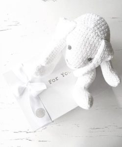 Kun tilaat Baby's Only pupulle luksuspaketoinnin, se toimitetaan valkoisessa magneettiboksissa satiininauhalla viimeisteltynä! Kestävässä laatikossa voit säilyttää vauvamuistoja tai voit käyttää boksia vauvanhuoneen sisustuksessa!