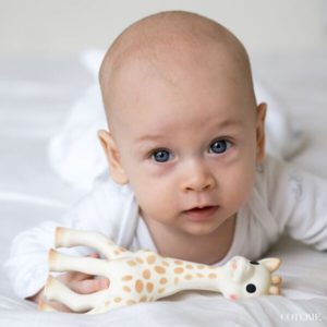 Vauvat yksinkertaisesti rakastavat tätä suloista purulelu -kirahvia, jolla helpotat myös vauvan hampaiden puhkeamisesta johtuvaa kutinaa!
