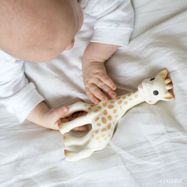 Sophie the giraffe puruleluun vauvan on helppo tarttua ja se kiinnostaa lasta pitkään. Kirahvi vinkuu puristettaessa ja siinä on paljon erilaisia osia, joita vauvan on kiva pureskella hampaiden puhjetessa.