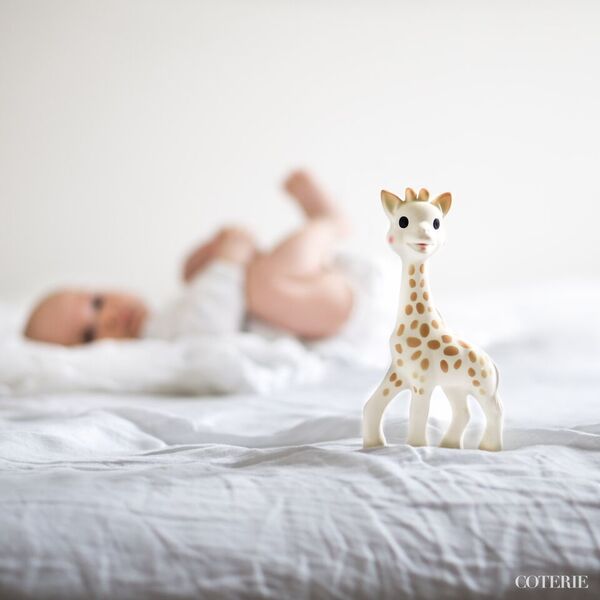 Sophie kirahvipurulelu on vauvalle sopivan kokoinen ja kevyt käsitellä