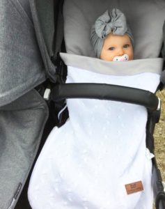 Baby's Only kesälämpöpussi rattaisiin ja turvakaukaloon on järkevä hankinta vauvalle, sillä Suomen kesä on usein arvaamaton! Lämpöpussin sisällä vauva on suojassa tuulelta ja viileältä säältä.