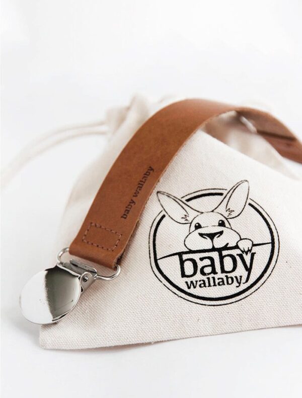 Baby Wallaby nahkaisen Tuttinauhan avulla kiinnität tutin tyylikkäästi vauvan päivän asuun!