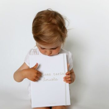 Lapsesi arjen pienet yksityiskohdat kirjoitettuna ylös tyylikkääseen vauvakirjaan. Mikä olisikaan ihanampi lahja säästää omalle pojalle tai tyttärelle?