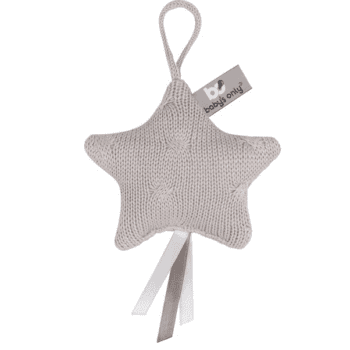 Baby's Only Decoration Star tähtikoriste Kaunista neulosta oleva pikkutähti on ihana yksityiskohta lastenhuoneen sisustuksessa. Voit kiinnittää sen pinnasänkyyn, verhokatokseen, leikkimattoon, turvakaukaloon tai vaunuihin.