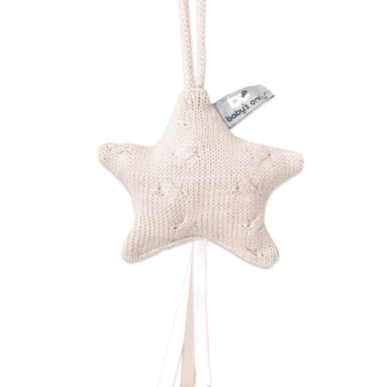 Baby's Only Decoration Star tähtikoriste Kaunista neulosta oleva pikkutähti on ihana yksityiskohta lastenhuoneen sisustuksessa. Voit kiinnittää sen pinnasänkyyn, verhokatokseen, leikkimattoon, turvakaukaloon tai vaunuihin.