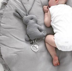 PikkuVaniljan Baby's Only pehmeä pupusoittorasia on suloinen lisä vauvan pinnasänkyyn ja vauvanhuoneen sisustukseen. Kun vedät narusta, soittorasia soittaa kauniin "Tuiki tuiki tähtönen" - melodian. Sidottavien nauhojen ansiosta soittorasia on helppo kiinnittää vauvan viihdykkeeksi myös vaipanvaihtopisteeseen, rattaisiin tai autoon.