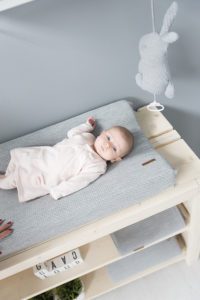 Baby's Onlyn vaaleanharmaa pupusoittorasia viihdyttää ja tyynnyttää vauvaa. Soittorasia on helppo kiinnittää esimerkiksi pinnasänkyyn.