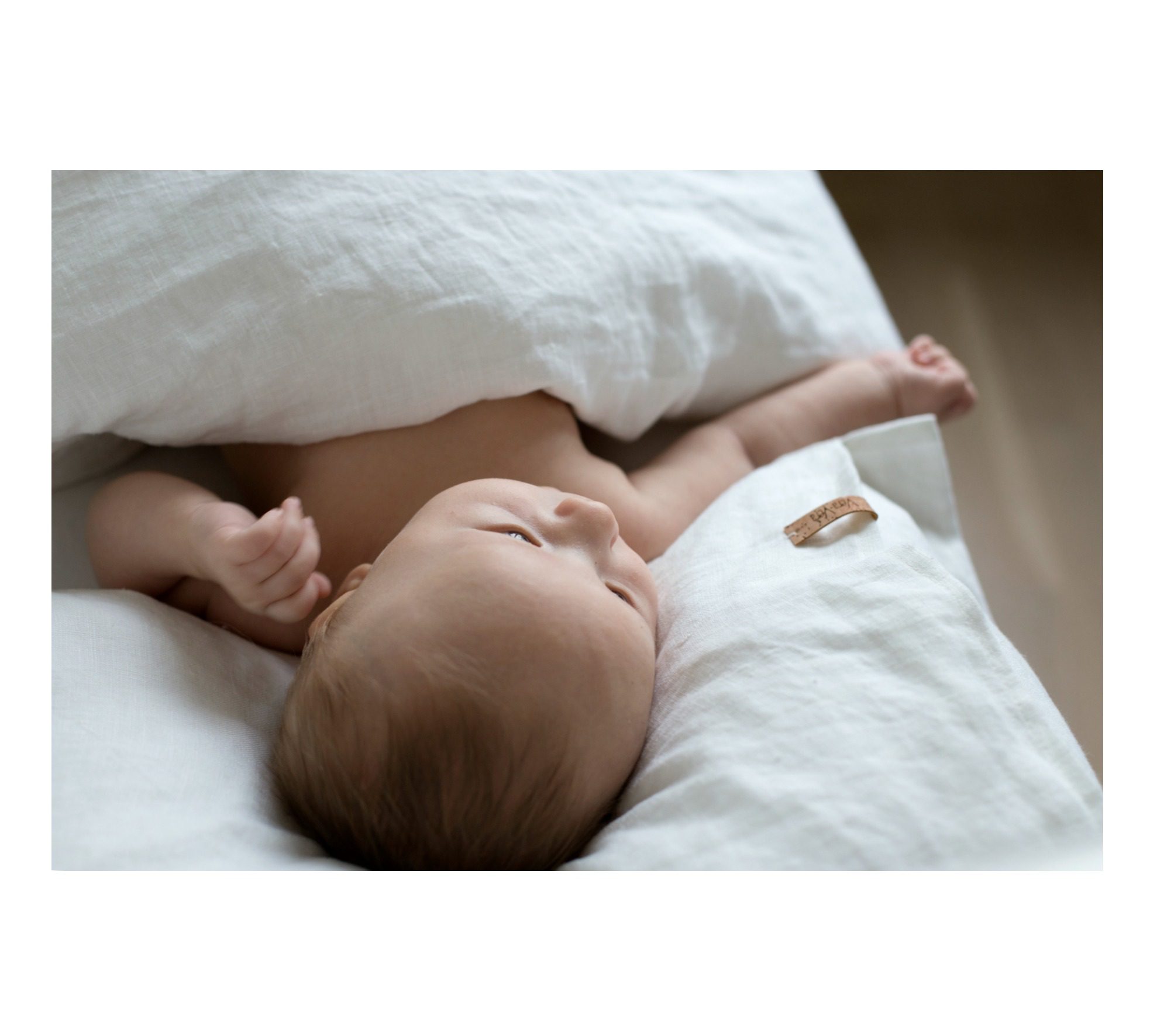 Vera-Veran pehmennyskäsitelty Aina -pellavapussilakanasetti sopii täydellisesti lapsen herkälle iholle! Tässä pussilakanassa ei ole sitä perinteistä pellavan karheutta. Vauva on ihana peitellä suloisille unille keveän peiton alle. Pehmeän valkoinen väri rauhoittaa vauvaa ja auttaa nukahtamaan.