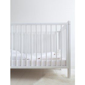 Valkoinen väri on tyylikäs ja ajaton valinta lastenhuoneen sisustukseen. Valkoinen lakana luo raikkaan tunnelman pienen sänkyyn ja vauvan on helpompi rauhoittua nukkumaan. Baby Wallabyn lakana on ylellistä ja pehmeää puuvillasatiinia, jossa on kaunis silkinhimmeä kiilto.