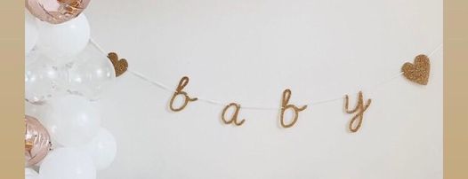 Kaunis Baby -viiri vauvajuhliin, kultainen Kimmeltävä glitterkultainen viiri, jossa on 2 sydäntä ja teksti "baby". Kirjaimet ja sydämet on valmistettu kestävästä akryylistä, eli ne ovat napakoita ja kestäviä. Settiin kuuluu 3 metriä pitkä nauha.