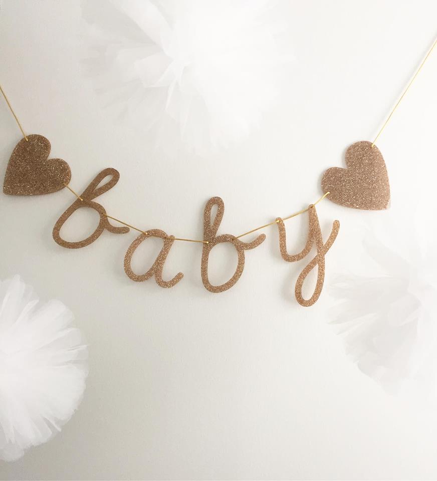 Kaunis Baby -viiri vauvajuhliin, kultainen. Kimmeltävä glitterkultainen viiri, jossa on 2 sydäntä ja teksti "baby". Kirjaimet ja sydämet on valmistettu kestävästä akryylistä, eli ne ovat napakoita ja kestäviä. Settiin kuuluu kultainen 3 metriä pitkä nauha.