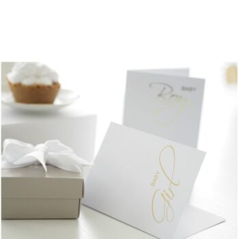 PikkuVanilja valkoinen kortti vauvalle Tyylikäs mattapintainen valkoinen kortti, jossa kultaisella teksti "Baby Girl" tai "Baby Boy". Sisäpuolelle voit kirjoittaa tervehdyksesi. Tämä kortti on kaunis sujauttaa lahjapaketin päälle, näin se viimeistelee lahjasi upeasti.
