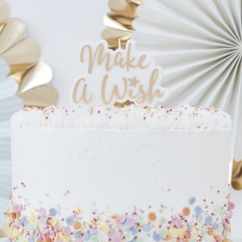 Make a Wish kakkukynttilä Tämä kaikkiin juhliin kauniisti sopiva kakkukynttilä näyttää upealta kakun päällä! Valkoisessa kynttilässä on "Make a Wish" -teksti kultaisella värillä.