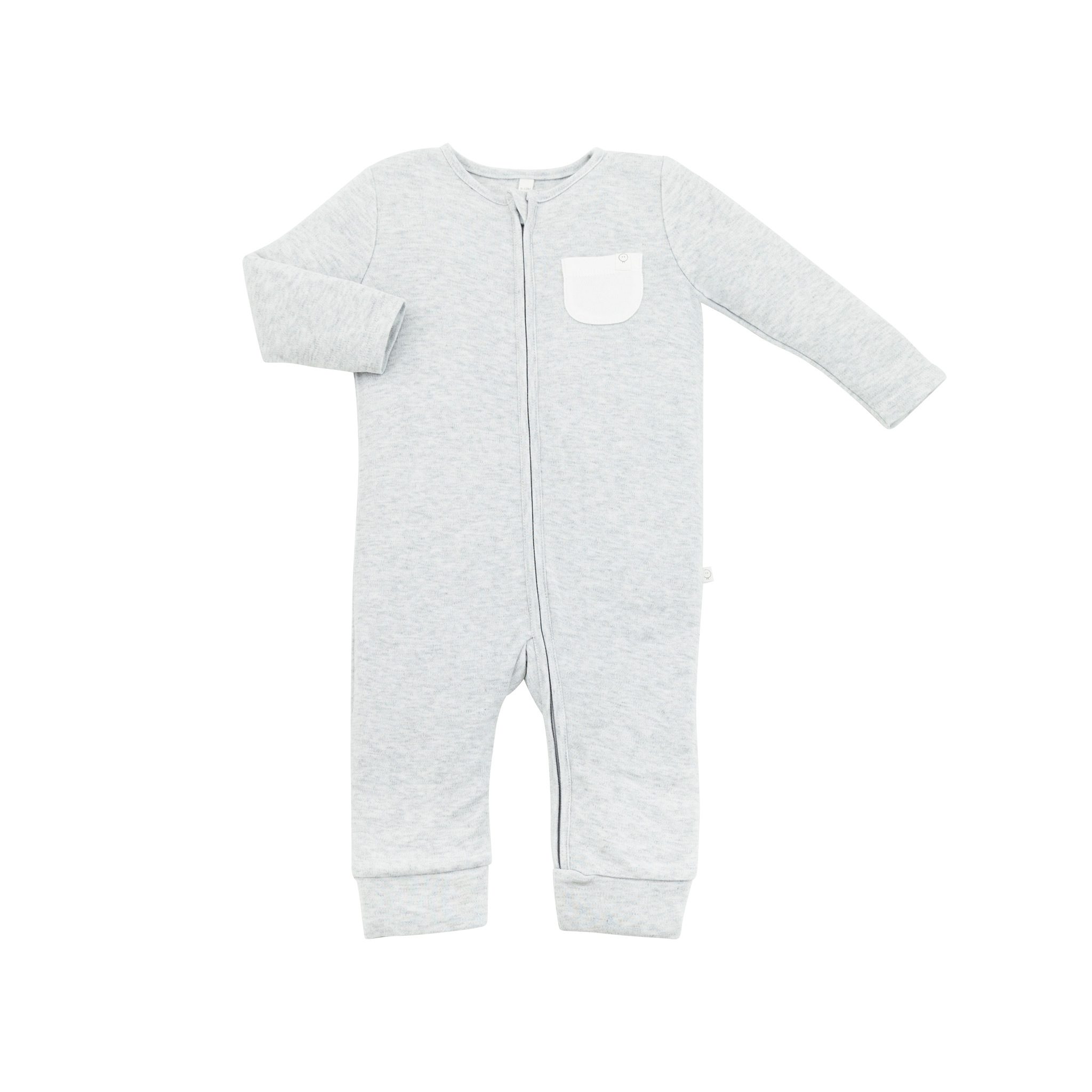 Mikä muu vaate on kosketuksissa vauvan ihoa vasten enemmän kuin pyjama? Pienet vauvat nukkuvat melkein koko ajan, siksi juuri pyjamaan kannattaa panostaa. Baby MORI pyjamassa yhdistyy puhtaan luomulaatuiset, ennennäkemättömän pehmeät kankaat sekä ajattoman tyylikäs design.