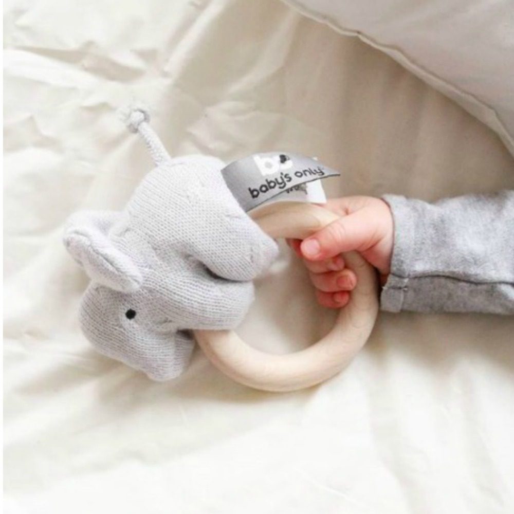 Voit pyjaman lisäksi tilata vaaleanharmaan Baby's Only Elefanttihelistimen ja tyylikkään lahjapaketoinnin. Tuotteet paketoin puolestasi harmaaseen laatikkoon, jonka viimeistelee valkoinen leveä satiininauha.
