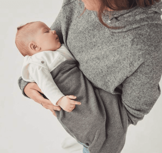Kapalounipussi on näppärä ja nopea pukea vauvalle, vetoketjun ansiosta vauva on kapalounipussissaan hetkessä. Vetoketju on kätevä myös vaipanvaihdon kannalta: jos puet kapalounipussin vauvalle, imetät ja huomaat, että vaippa pitääkin vielä vaihtaa ennen unia, unipussia ei tarvitse riisua vauvan päältä -avaat kapalounipussia vain sen verran alhaalta, että saat vaipan vaihdettua! MORI Swaddle kapalossa on neppareilla säädettävät sivut: voit käyttää kapaloa joko kapalona tai unipussina, jos jätät hiha-aukot auki vauvan käsille.