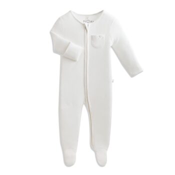 Tässä suloisen pehmeässä vauvan yöpuvussa on kätevä vetoketjukiinnitys, jotta pyjaman saa puettua näppärästi myös liikkuvaiselle vauvalle. Vetoketju on metallin sijaan nylonia ja suojattu sisäpuolelta niin, ettei se ärsytä vauvan herkkää ihoa. Terällisen jalkaosan ansiosta vauvan varpaat pysyvät lämpiminä koko yön. MORI yöpuvun hihat saa käännettyä tumpuiksi, jotta kynnet eivät pääse raapimaan vauvan ihoa.