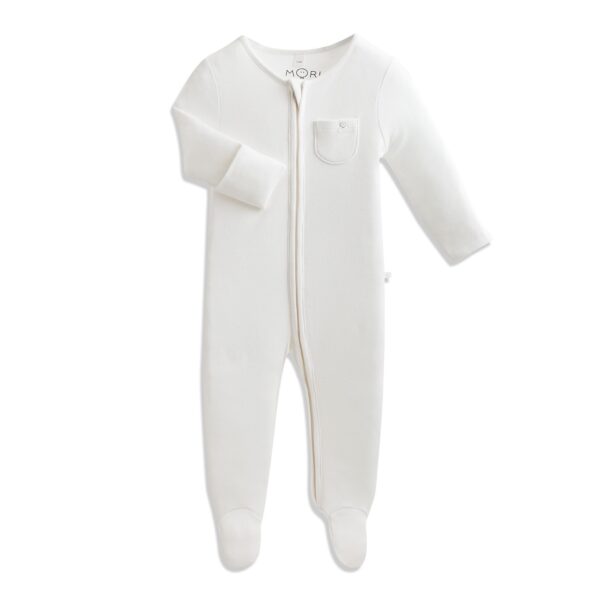 Tässä suloisen pehmeässä vauvan yöpuvussa on kätevä vetoketjukiinnitys, jotta pyjaman saa puettua näppärästi myös liikkuvaiselle vauvalle. Vetoketju on metallin sijaan nylonia ja suojattu sisäpuolelta niin, ettei se ärsytä vauvan herkkää ihoa. Terällisen jalkaosan ansiosta vauvan varpaat pysyvät lämpiminä koko yön. MORI yöpuvun hihat saa käännettyä tumpuiksi, jotta kynnet eivät pääse raapimaan vauvan ihoa.