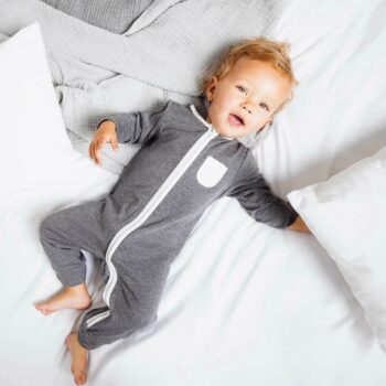 Mikä muu vaate on kosketuksissa lapsen ihoa vasten enemmän kuin pyjama? Pienet lapset nukkuvat melkein koko ajan, siksi juuri pyjamaan kannattaa panostaa. Baby MORI pyjamassa yhdistyy puhtaan luomulaatuiset, ennennäkemättömän pehmeät kankaat sekä ajattoman tyylikäs design.