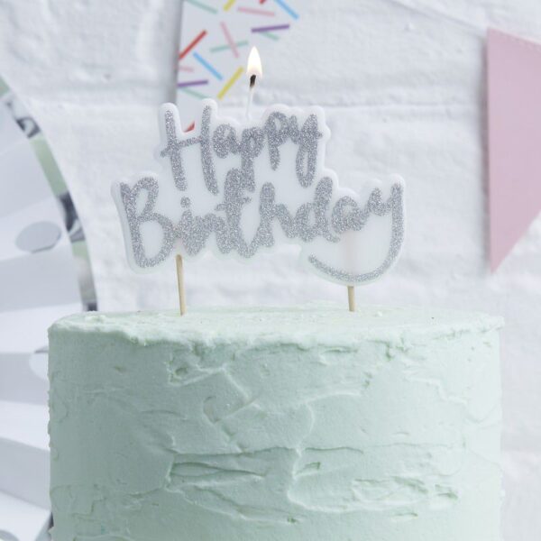 Ginger Ray Happy Birthday kakkukynttilä hopeisella tekstillä Tämä syntymäpäiväjuhliin kauniisti sopiva kakkukynttilä näyttää upealta kakun päällä! Valkoisessa kynttilässä on "Happy Birthday" -teksti hopeisella värillä.