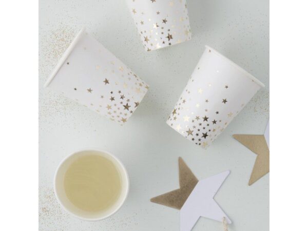 Ginger Ray valkoiset paperimukit kultaisilla tähdillä Näissä paperimukeissa on kultaisia pieniä tähtiä valkoisella pohjalla. Mukit tuovat juhlapöytään välittömästi tyylikästä tunnelmaa ja siivous sujuu helposti juhlien jälkeen!