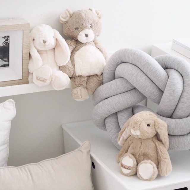 Wood'n'Wool palmikkotyyny vauvanhuoneeseen. Tyylikäs tyyny sopii etenkin vaaleansävyisen lastenhuoneen sisustukseen -tyyny on mielenkiintoinen yksityiskohta esimerkiksi lastensängyssä ja kaunis lisä tavallisten tyynyjen joukkoon.
