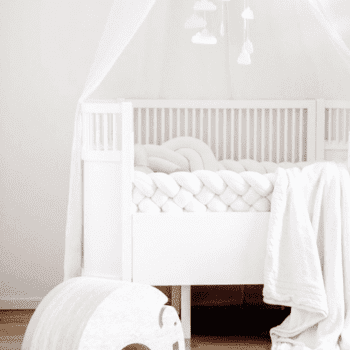 Wood'n'Wool Star palmikkotyyny vauvanhuoneeseen  Tyylikäs tyyny sopii etenkin vaaleansävyisen lastenhuoneen sisustukseen -tyyny on mielenkiintoinen yksityiskohta esimerkiksi lastensängyssä ja kaunis lisä tavallisten tyynyjen joukkoon.