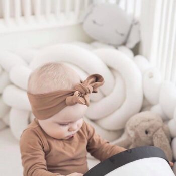 Wood'n'Wool korkea reunapehmuste vauvansänkyyn, valkoinen Tyylikäs pehmuste suojaa vauvaa kolhimasta itseään pinnasängyn laitoja vasten. Palmikkopehmuste on napakka, joten se asettuu hyvin paikoilleen. Pienet valkoiset kiinnitysnauhat auttavat pitämään pehmusteen oikeassa asennossa. Tämä Wood'n'Woolin korkeampi malli antaa vauvalle enemmän suojaa ja omaa rauhaa.