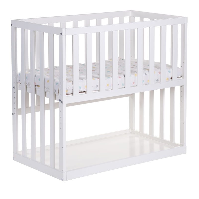 Childhome Bedside Crib Beech White puinen vauvan ensisänky renkailla. Nykyisin moni perhe toivoo, että vauva voisi nukkua ensimmäiset kuukaudet samassa huoneessa vanhempiensa kanssa. Kaikki eivät kuitenkaan tunne perhepetiä, jossa vauva nukkuu vanhempien välissä, sopivaksi ratkaisuksi. Childhome Bedside Crib on vanhempien sänkyyn kiinnittyvä vauvan ensisänky, josta laidan saa ylös, alas tai kokonaan pois. Vauva on siis helppo nostaa yöllä syömään tai rauhoittumaan äidin viereen, mutta vauvalla on silti oma turvallinen nukkumapaikkansa.