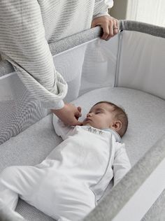 Lua kehtosängyssä on läpinäkyvät reunat, jolloin näet vauvan yhdellä vilkaisulla myös yöllä, eikä ole tarvetta nousta katsomaan vauvaa. Myös ilmanlaatu kehdossa pysyy hyvänä kun kehto ei ole täysin umpinainen. Hyvinhengittävä ja vauvalle sopiva patja kuuluu pakettiin.