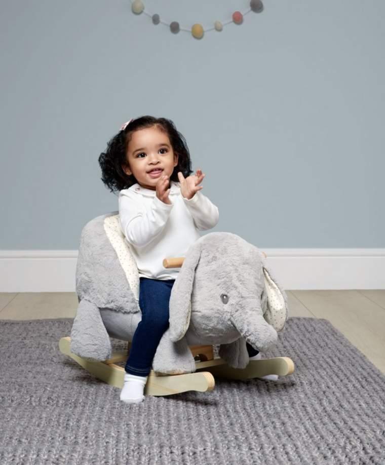 Mamas&Papas Ellery Elephant pehmustetun elefanttikeinun kyydissä pienemmänkin keinujan on mukava istua. Istumiskorkeus on tässä keinussa matala, joka tekee siitä turvallisen perheen pienimmille.  Keinu tuo intoa lastenhuoneessa leikkimiseen ja vaaleanharmaa Elefantti on myös sisustuksellisesti kaunis, joten sitä voi hyvin pitää esillä esimerkiksi olohuoneessa.