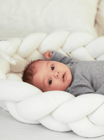 Kaunis palmikkoreunainen unipesä toimii pehmeänä alustana ja rauhoittavana nukkumapaikkana vauvalle. Voit laittaa unipesän ensin pinnasänkyyn ja luoda vastasyntyneelle pesämäisemmän nukkumapaikan, sillä sellaisenaan pinnasänky on aluksi valtavan kokoinen pienelle vauvalle. Moni pitää unipesää vanhempien sängyssä keskellä, jotta vauva on öisin lähellä, mutta kuitenkin vähän omassa rauhassaan.