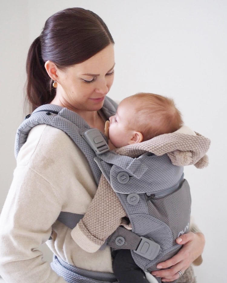 PikkuVanilja Nuna CUDL kantoreppu vauvalle. Cudl kantorepussa on säädöt kolmelle eri kantotyylille: vauva kasvot sinuun päin, vauva kasvot eteen päin tai vauva selässä kannettuna ( kätevä esimerkiksi metsäretkillä). Repussa on säädettävä niska- ja pääntuki, jolloin lapsi voi turvallisesti myös nukahtaa reppuun. Paketissa on mukana 100% luomupuuvillaiset suojat. Nämä ovat käteviä silloin, kun vauva tekee hampaita ja hamuaa kaiken suuhunsa -voit pestä suojia niin usein kun sille on tarvetta ja reppu pysyy siistinä.