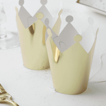 Ginger Ray Party Crown setti, kultaiset kruunut Upeassa kultaisessa Party Crown setissä on 5 pientä kruunua, joissa on joustavat kuminauhat. Nämä kruunut ovat ihana lisä prinsessajuhliin ja ilahduttavat etenkin pientä juhlaväkeä!