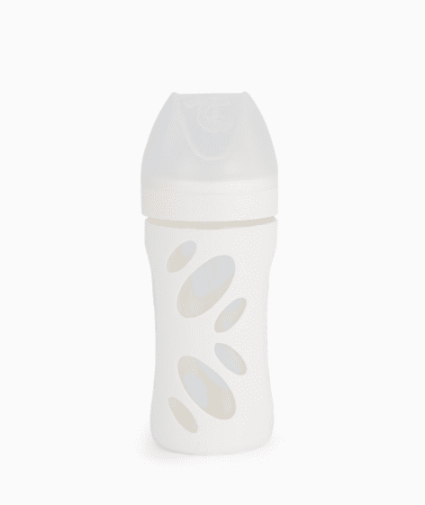 Twistshake lasinen vauvan Anti-Colic tuttipullo 2kk +, valkoinen 260 ml Tämän tuttipullon parhaita puolia ovat materiaalivalinnat: laadukkaasta lasisesta tuttipullosta ei takuulla irtoa kemikaaleja, vaikka maito olisi lämmintä. Valkoinen silikoninen päällinen on ergonominen kädessä, eikä ole lainkaan liukas. Suuren suuaukkonsa ansiosta tuttipullo on helppo ja nopea puhdistaa. Samoin täyttö onnistuu helposti selkeän mitta-asteikon avulla