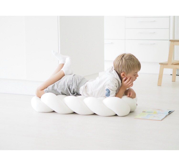 Wood'n'Wool iso lattiatyyny Suuren lattiatyynyn avulla luot lastenhuoneeseen mukavia leikkipaikkoja. Tyynyn päällä voi lukea, leikkiä tai levätä.
