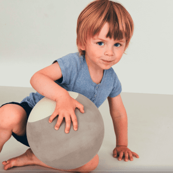 Monen lapsen ensimmäinen lelu on pallo -eikä suotta! Vierivät pallot kiinnostavat vauvaa, niitä on kiva seurata, heitellä ja kierittää. Pyöreä muoto innostaa tutkimaan ja moni vauva on oppinut ryömimään tai konttaamaan nimenomaan pallon perään pyrkiessään. Palloleikit ovatkin erittäin kehittäviä lapselle ja kannustavat myös vanhempia leikkimään yhdessä lapsen kanssa.