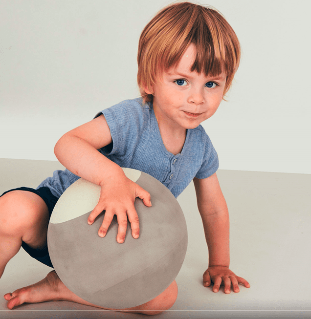 Monen lapsen ensimmäinen lelu on pallo -eikä suotta! Vierivät pallot kiinnostavat vauvaa, niitä on kiva seurata, heitellä ja kierittää. Pyöreä muoto innostaa tutkimaan ja moni vauva on oppinut ryömimään tai konttaamaan nimenomaan pallon perään pyrkiessään. Palloleikit ovatkin erittäin kehittäviä lapselle ja kannustavat myös vanhempia leikkimään yhdessä lapsen kanssa.