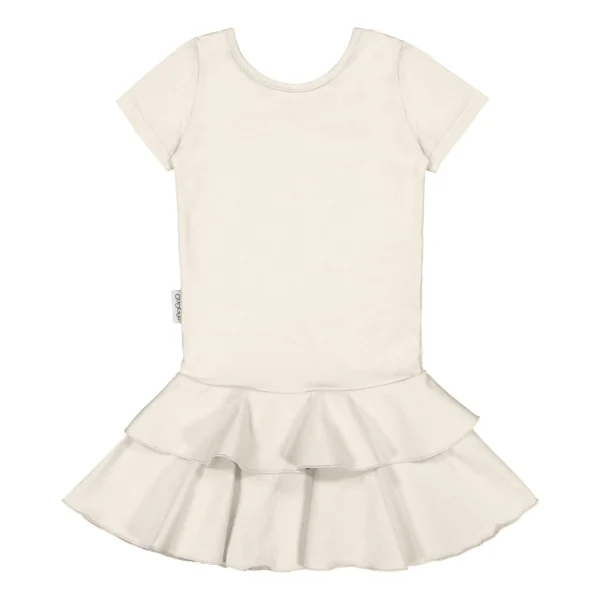 Gugguu Frilla t-shirt dress mekko, White Sand Candy kokoelman tyttömäinen trikoomekko luonnonvalkoisessa White Sand sävyssä. Mekossa on kaunis leikkaus ja kangas on laadukasta & hyvin joustavaa.