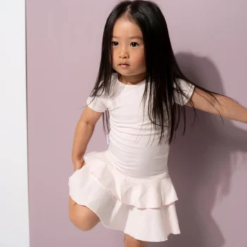 Gugguu Frilla t-shirt dress mekko, White Sand Candy kokoelman tyttömäinen trikoomekko luonnonvalkoisessa White Sand sävyssä. Mekossa on kaunis leikkaus ja kangas on laadukasta & hyvin joustavaa.