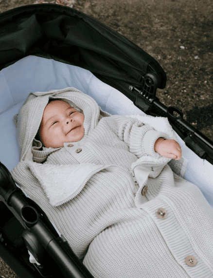 Baby's Only vauvan teddymakuupussi vaunuihin, sävy Warm Linen Luomupuuvillaisessa neulemakuupussissa on muhkea ja lämmin teddyvuori. Nepparikiinnitys edessä ja hupussa on helppo ja nopea käyttää, päällä on tyylikkäät koristenapit. Vauva on todella suloinen näky matkustaessaan vaunuissa tämän lämpöisen makuupussin sisällä!