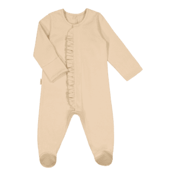 Gugguu Frilla Bodysuit vauvan potkupuku, sävy Sand Dollar Pehmeä ja laadukas potkupuku on todella suloinen vauvan päällä! Pitkähihaisessa potkupuvussa on ihastuttavat röyhelöt, jotka luovat kauniin yksityiskohdan vauvan asuun. Terällinen potkupuku sopii loistavasti pyjamaksi ja pienet varpaatkin pysyvät lämpöisinä koko yön! Potkupuvussa on lapasiksi kääntyvät hihat kokoon 68 asti -tämä on kätevä ominaisuus, jotta pieni vauva ei vahingossa raavi kasvojaan.